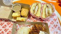 Yummy! Burger Nashville Fried Chicken Plus Biscuits Amerika yang Gurih Mantul