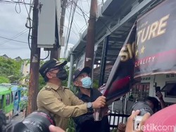 Bima Arya Sidak Perda KTR, 500 Spanduk Iklan Rokok Dicopot-Dibakar