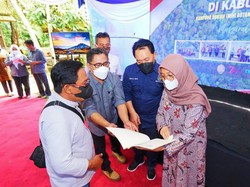 Serahkan SK Perhutanan Sosial, Bupati Ipuk Ajak Manfaatkan Hutan Secara Bijak