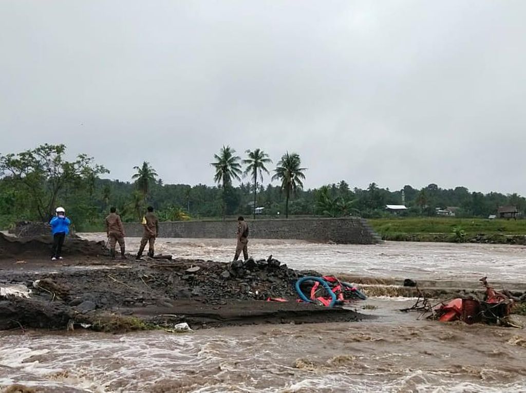Penampakan Banjir Soppeng Dipicu Cuaca Ekstrem hingga 2 Rumah Hanyut Penampakan Banjir Soppeng Dipicu Cuaca Ekstrem hingga 2 Rumah Hanyut