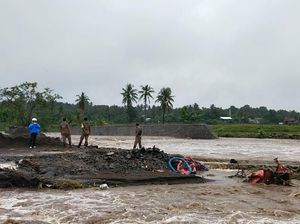 Penampakan Banjir Soppeng Dipicu Cuaca Ekstrem hingga 2 Rumah Hanyut Penampakan Banjir Soppeng Dipicu Cuaca Ekstrem hingga 2 Rumah Hanyut