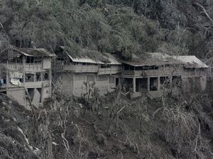 Dampak Guguran Awan Panas Bikin Lansekap Lumajang bak Foto Hitam Putih