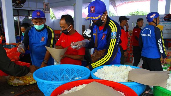 Kesibukan di Dapur Umum Pengungsi Erupsi Gunung Semeru