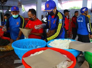 Kesibukan di Dapur Umum Pengungsi Erupsi Gunung Semeru