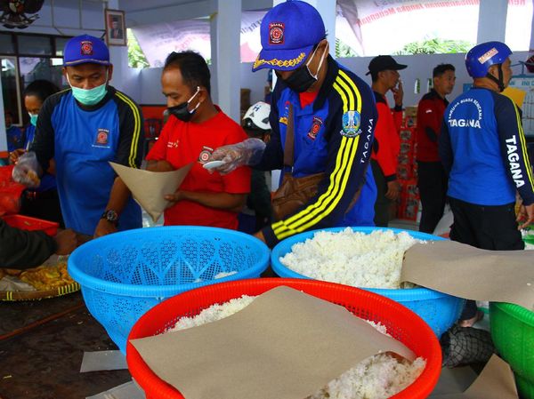 Kesibukan di Dapur Umum Pengungsi Erupsi Gunung Semeru