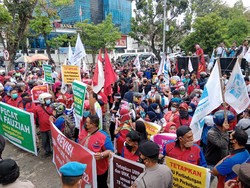 Buruh Demo Minta UMP Naik 7%, Jalan di Depan Kantor Gubsu Ditutup