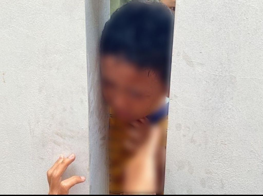 Duh Kasihan, Kepala Bocah Terjepit di Sela Tembok di Bekasi Duh Kasihan, Kepala Bocah Terjepit di Sela Tembok di Bekasi