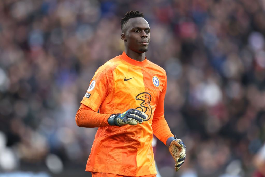 LONDON, ENGLAND - DECEMBER 04: Edouard Mendy of Chelsea during the Premier League match between West Ham United and Chelsea at London Stadium on December 04, 2021 in London, England. (Photo by Alex Pantling/Getty Images)