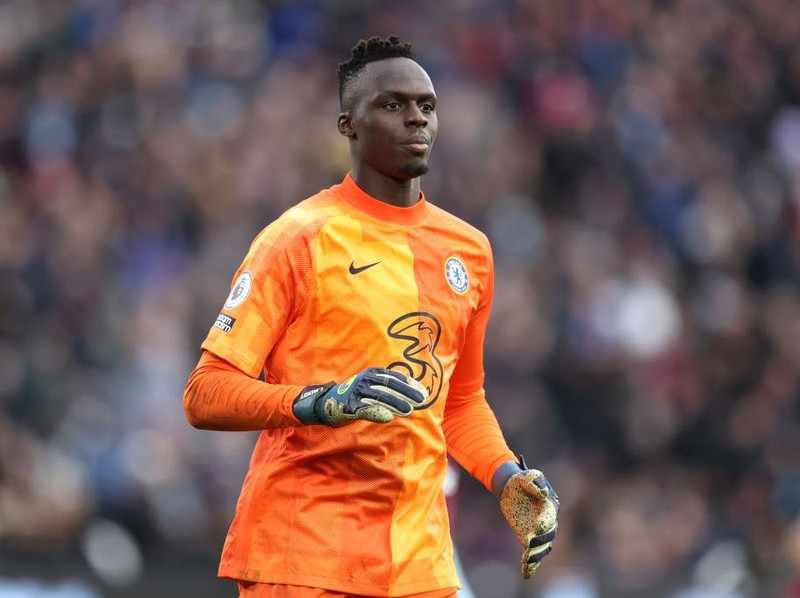 LONDON, ENGLAND - DECEMBER 04: Edouard Mendy of Chelsea during the Premier League match between West Ham United and Chelsea at London Stadium on December 04, 2021 in London, England. (Photo by Alex Pantling/Getty Images)