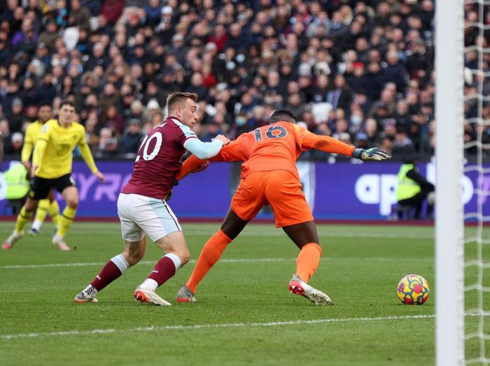 LONDON, ENGLAND - DECEMBER 04: Edouard Mendy of Chelsea during the Premier League match between West Ham United and Chelsea at London Stadium on December 04, 2021 in London, England. (Photo by Alex Pantling/Getty Images)