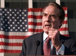 Eks Senator Bob Dole Wafat, Capitol Hill Kibarkan Bendera Setengah Tiang