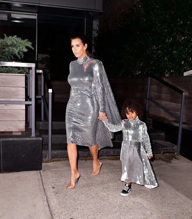 Foto: harpersbazaar.com Kim Kardashian dan North West/