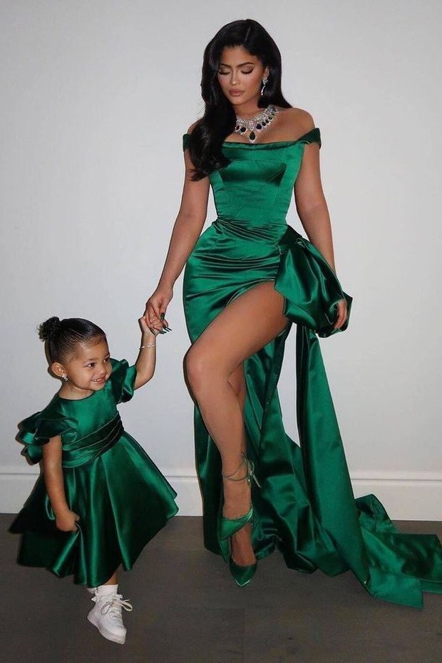 Foto: pinterest.com/Dashin Fashion Kylie Jenner dan Stormi Webster/