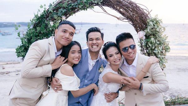 Gaya Keren 3 Adik Bibi Ardiansyah Saat Lagi Asyik Kulineran