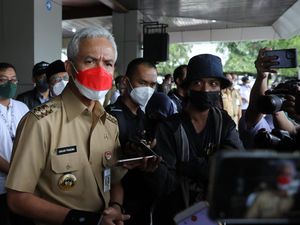 Geramnya Ganjar Ada Joki Vaksin di Semarang Geramnya Ganjar Ada Joki Vaksin di Semarang