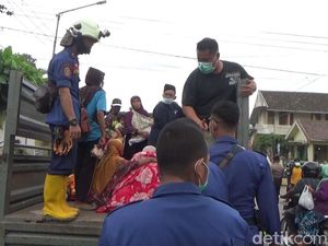 Angin Kencang Sapu Abu Vulkanik, Warga yang Trauma Erupsi Semeru Dievakuasi