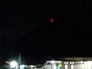 Lava Pijar Tampak di Gunung Semeru