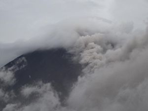 PVMBG Catat Gunung Semeru Luncurkan Awan Panas 3 Kali Hari Ini