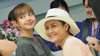 Secantik Anaknya, Ini 7 Potret Ibu Lisa BLACKPINK yang Tinggal di Thailand