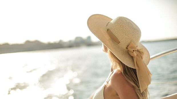 Ilustrasi perempuan dengan paparan sinar matahari