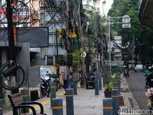 Wagub DKI Ungkap Maksud Ada Tiang di Trotoar yang Dikeluhkan Pengendara Wagub DKI Ungkap Maksud Ada Tiang di Trotoar yang Dikeluhkan Pengendara