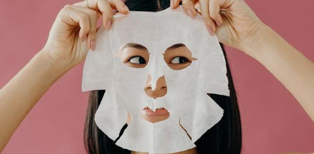 Iustrasi menggunakan sheet mask/ Pinterest.com/The Klog