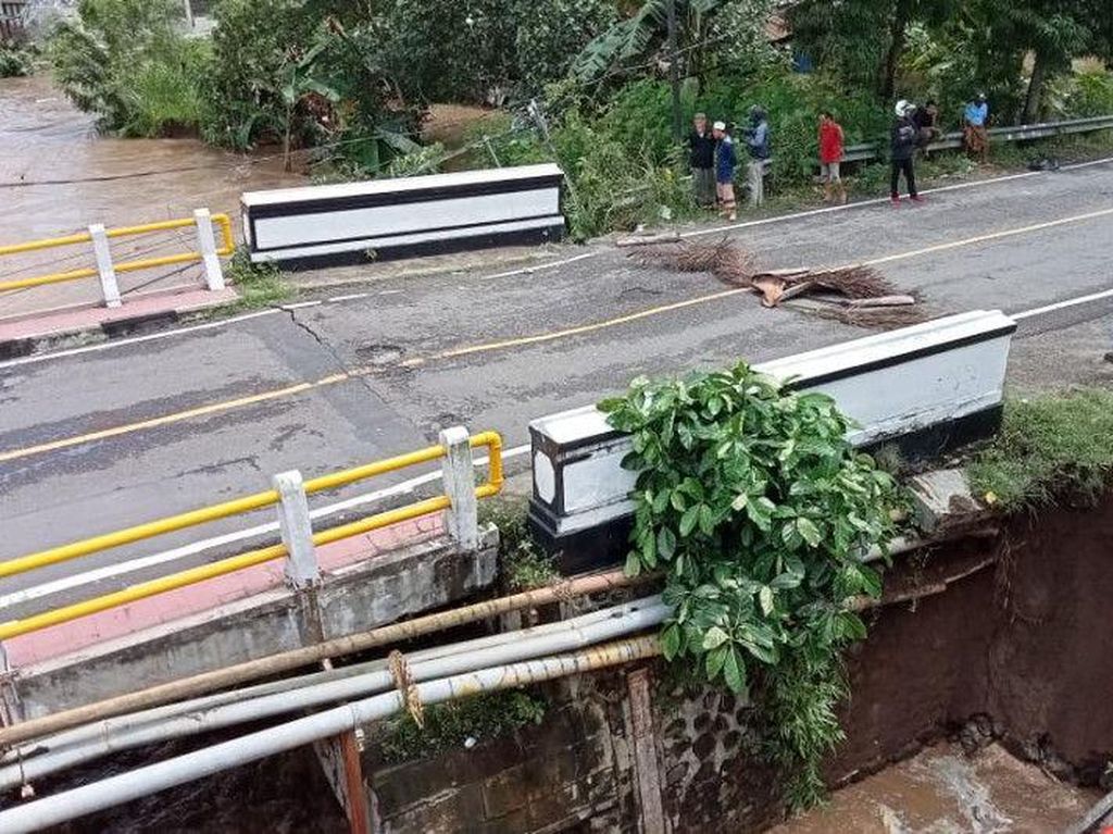 Banjir, Jembatan Penghubung Mataram-Wisata Senggigi Lombok Nyaris Ambruk