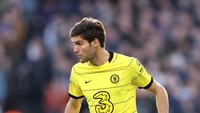 Di laga kontra West Ham pada Sabtu (4/12) kemarin, Marcos Alonso mengalami rasa sakit di bagian punggungnya (Getty Images/Alex Pantling)
