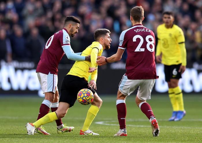 LONDON, ENGLAND - DECEMBER 04: Marcos Alonso of Chelsea during the Premier League match between West Ham United and Chelsea at London Stadium on December 04, 2021 in London, England. (Photo by Alex Pantling/Getty Images)