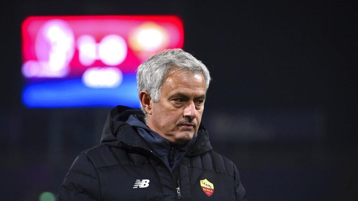 Roma coach Jose Mourinho leaves the pitch at the end of the Serie A soccer match between Bologna and Roma, at the Renato DallAra stadium in Bologna, Italy, Wednesday, Dec. 1, 2021. (Massimo Paolone/LaPresse via AP)