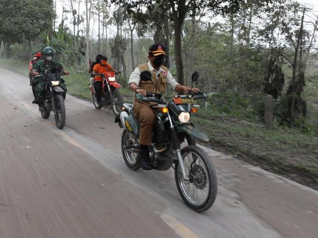 Jalan Tertutup, Ketua BNPB Tinjau Dampak Erupsi Semeru Naik Motor Trail