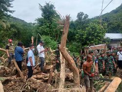 Banjir dan Longsor di Lombok Barat, Jembatan Putus-Listrik Mati