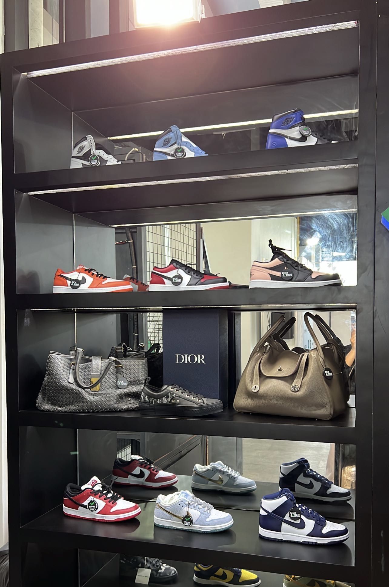 Kick Avenue di Plus Enam Dua