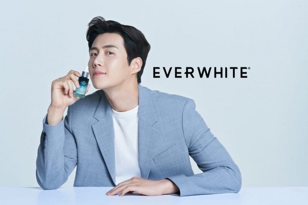 Kim Seon Ho sebagai BA Everwhite/Foto: Instagram.com/Everwhiteid