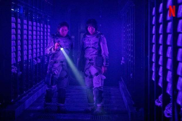 Kim Sun Young akan gabung dalam tim misi rahasia di The Silent Sea/Foto: Instagram.com/netflixkr Kim Sun Young dan Lee Moo Saeng akan gabung dalam tim misi rahasia di The Silent Sea