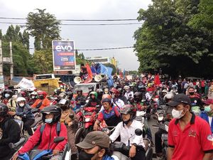 Buruh di Tangerang Demo Minta Gubernur Banten Batalkan UMK 2022, Lalin Macet