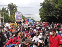 Buruh di Tangerang Demo Minta Gubernur Banten Batalkan UMK 2022, Lalin Macet