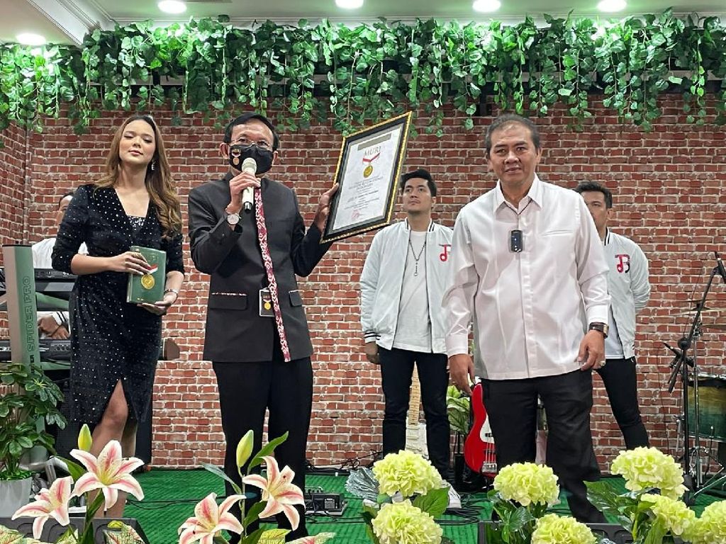 Lomba Cipta Lagu Batak Raih Rekor MURI Lomba Cipta Lagu Batak Raih Rekor MURI