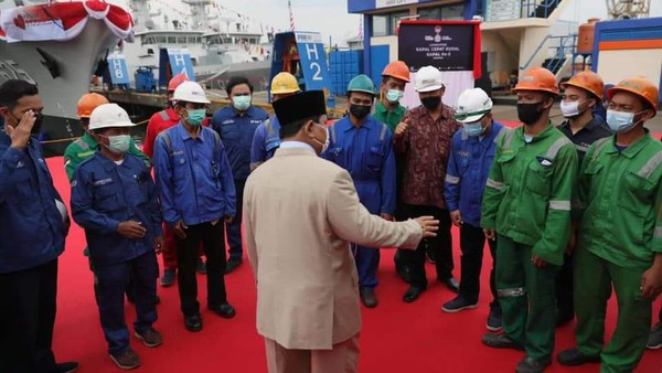 Menhan Prabowo menemui para pekerja PT PAL yang terlibat pembuatan Kapal Cepat Rudal.