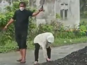 Viral Risma Kais Batu Tutupi Lubang Jalan Saat Kunjungi Korban Erupsi Semeru