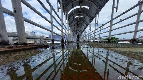 Parah, JPO Letjen Suprapto Dibiarkan Rusak