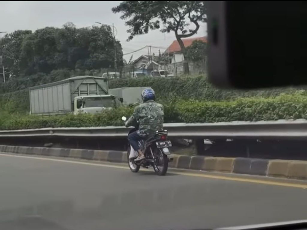 Misteri Sosok Pemotor Berjaket Loreng Masuk Tol di Bekasi