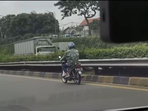 Pemotor Berjaket Loreng Melintas di Tol Bekasi, Masuk Bareng Rombongan TNI Pemotor Berjaket Loreng Melintas di Tol Bekasi, Masuk Bareng Rombongan TNI