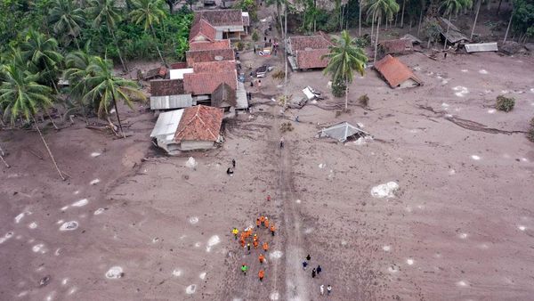 Penampakan Rumah yang Terendam Abu Vulkanik Semeru