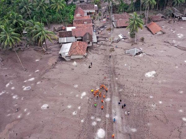 Penampakan Rumah yang Terendam Abu Vulkanik Semeru