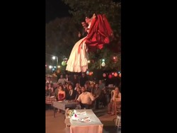 Viral Pengantin Naik Ekskavator Saat Resepsi Pernikahan, Endingnya Bikin Malu