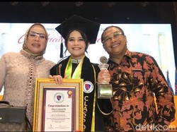 Bangga! Prilly Latuconsina Jadi Wisudawan Peraih Best of The Best Graduate