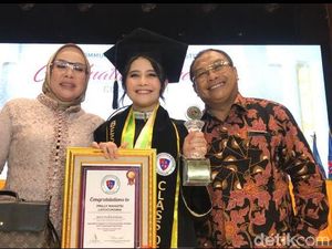 Bangga! Prilly Latuconsina Jadi Wisudawan Peraih Best of The Best Graduate Bangga! Prilly Latuconsina Jadi Wisudawan Peraih Best of The Best Graduate