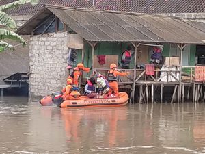 Dramatis Evakuasi Bayi dari Rumah di Kuta Terdampak Banjir Setinggi Atap