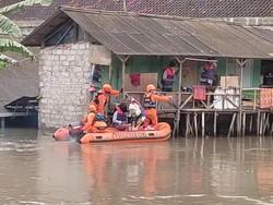 Dramatis Evakuasi Bayi dari Rumah di Kuta Terdampak Banjir Setinggi Atap